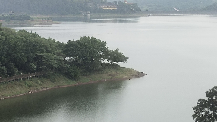 "古宇湖的北入口，是一个宏伟壮观的青石公园，它既有大自然鬼斧神工之奇异，又有新时代人工打造之壮美_古宇湖"的评论图片