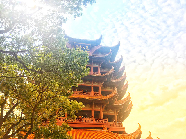 "少不了去武汉的地标性景点黄鹤楼看一看，天气热的不像话，就直接打车过去吧，从武昌站打车到黄鹤楼就..._黄鹤楼"的评论图片