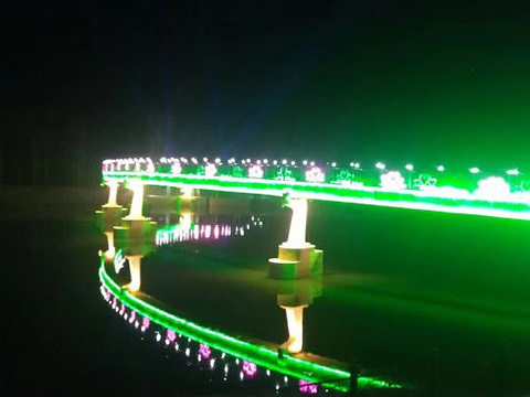 布尔津河堤夜市旅游景点图片