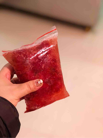 "据说是开了好多年的老北京豆汁儿店。和平时买的草莓罐头比，价格便宜很多，酸味略重。没有堂吃，只能外卖_清真牛街宝记豆汁店(牛街输入胡同店)"的评论图片