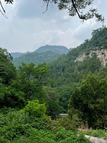 "中天门是泰山登山东、西两路的交汇点。加油，上去这段陡坡就是中天门了。此处为登顶半程，上下必经之地_中天门"的评论图片