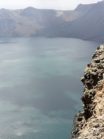 "长白山天池是一个火山口，是火山喷发形成的高山湖泊，是中国最大的火山湖，也是我国最高、最深、最大..._长白山天池"的评论图片