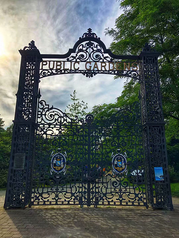 "哈利法克斯公共花园在1867正式开放，由于一系列才华横溢的校长，首席园艺师和园丁，他们保留了原..._哈利法克斯公共花园"的评论图片