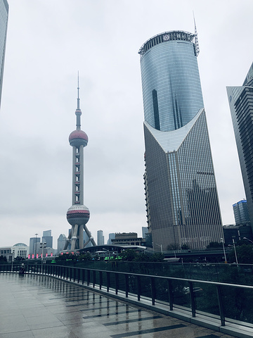 "最有名的是陆家嘴“三件套”，分别是上海中心，环球金融和金茂大厦，还有最有名的东方明珠，很多来上..._陆家嘴"的评论图片