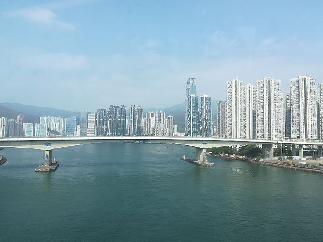 "不过那个摩天轮还是比较有良心的，转了三圈，从摩天轮到酒店需要走一段路程地铁，但是地铁就不需要转..._香港"的评论图片