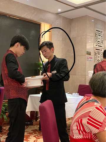 "招牌菜问了3遍才有人不情愿的介绍_广州酒家(临江店)"的评论图片