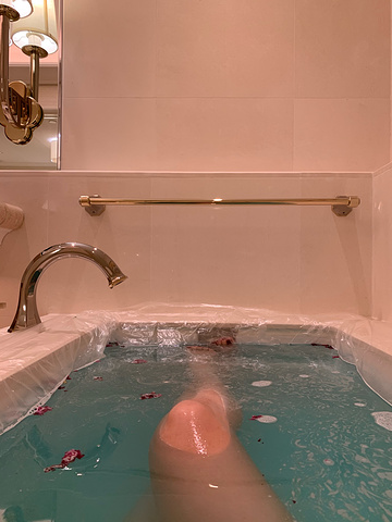 "蓝色套房简直爱了，怎么拍怎么美！一定要带一个一次性浴缸🛁袋，简直美的享受，泡泡澡去掉一身疲惫_永利皇宫观光缆车"的评论图片