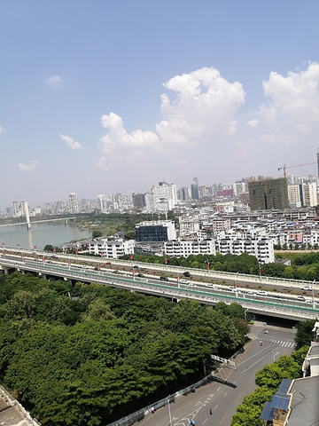 "...中招国际招标有限公司看风景，葫芦鼎大桥和白沙大桥一片太漂亮了，第一次在这个角度看，南宁太繁华了_葫芦鼎大桥"的评论图片