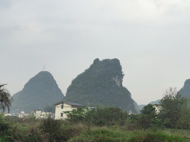 "乘船的师傅说这个山发挥想象就是一只“卧伏”的蛤蟆。很羡慕住在沿岸的居民，开门就是青山碧水_遇龙河景区"的评论图片