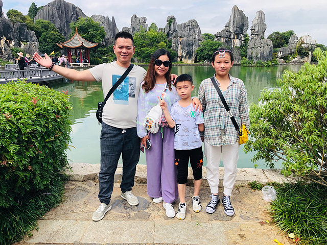早上7点出发到达石林风景区距离昆明市70km一家人合照湖光倒映再来一