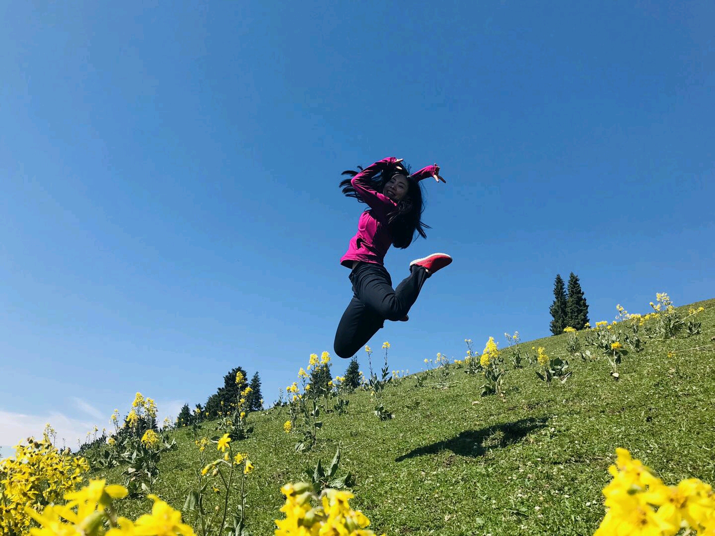 要爬山坡,山脚平地大概两千米,随着海拔不断升高,开始很快地气喘吁吁