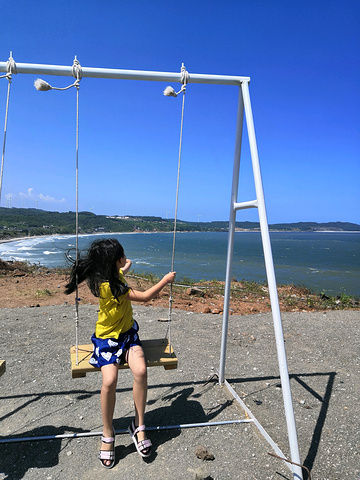 "靠着海边的空地摆放着秋千、颜色鲜艳的小车，供游人拍照用，竟然还不收费！年轻真好！显然不情愿不配合😂_镇海角"的评论图片