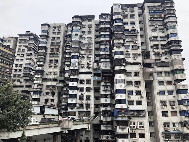 "重庆长江索道旁边这栋居民楼，25层高没有电梯！_重庆"的评论图片