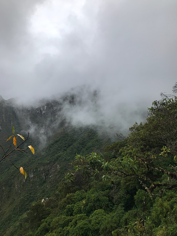 "随后盘山路蜿蜒而上，来到遗址。加上下雨天，雨大的时候，路面上的雨水流成了河。烟雾缭绕着周围的山峰_马丘比丘"的评论图片