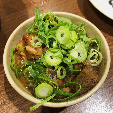 "推荐牛筋魔芋煮，软烂入味，一把青葱美味过瘾。点菜小妹儿推荐我们要了南瓜串，吃起来绵密微甜，的确不错_元祖串かつ だるま 道頓堀店"的评论图片