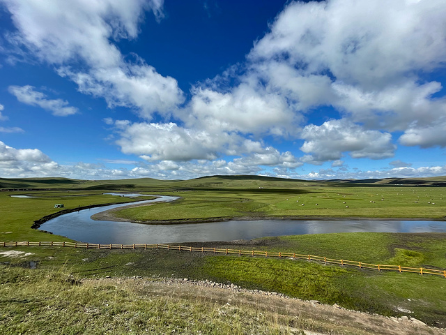美丽富饶的呼伦贝尔大草原宛如一幅巨大的绿色画卷无边无际处处是蓝天
