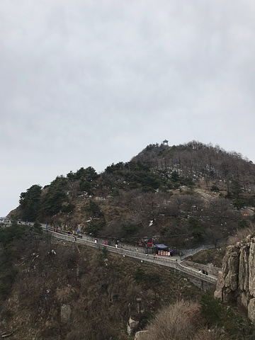 "天街有很多营业的饭店旅店，亦或是纪念品，在泰山接近顶峰的地方，所建立的店铺，运输也一定很辛苦_天街"的评论图片