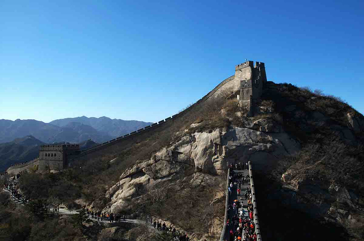 b出口,過了人行天橋再走幾步就來到德勝門了,在後面坐車_八達嶺長城&