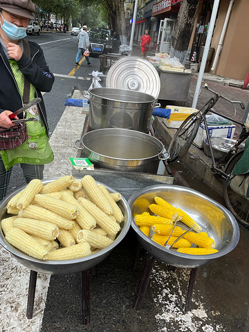 "红专街早市，哈尔滨最出名的早市，距离中央大街很近。尹胖子油炸糕，只买了2个，1.50元一个_红专街"的评论图片