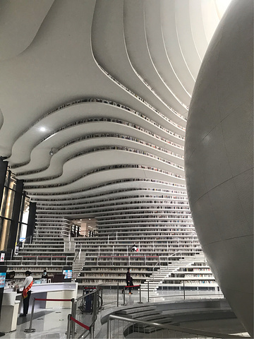 "...了，其实图书馆在后面，里面还是非常不错的，环境幽静，硬件设施也不错，能吸引更多人来看书也是好事_天津滨海图书馆"的评论图片