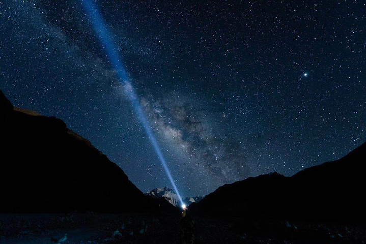 "珠峰大本营是看星空的绝佳地方：仰望那显得格外澄净星空，悠远的星闪耀着，像那细碎的泪花_珠峰大本营"的评论图片