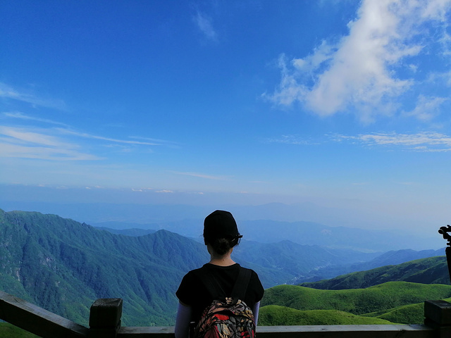 登上山頂就可以看到高山草甸和美麗的景色,看夕陽落日.提前要租好.