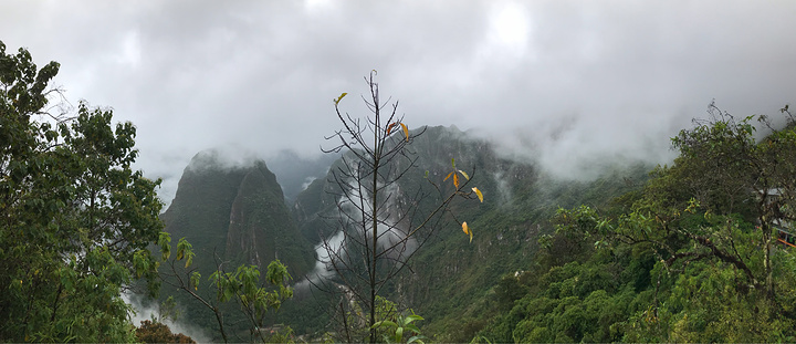 "随后盘山路蜿蜒而上，来到遗址。加上下雨天，雨大的时候，路面上的雨水流成了河。烟雾缭绕着周围的山峰_马丘比丘"的评论图片