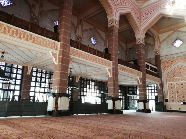 "布城最有名的是粉红清真寺，原名布特拉清真寺，是马来西亚最大的清真寺，外观粉红色因此得名，坐落于..._粉红清真寺"的评论图片