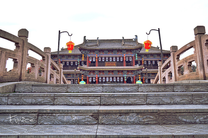 街道上不论是万花楼前五彩的花伞还是布庄门票鲜艳的薄纱都处处散发出