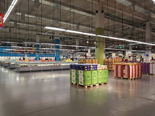 "这里商品丰富,各类食品应有尽有,显示了麦德龙集团将超市和仓储