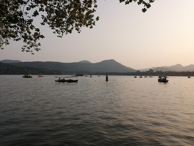 1元人民币纸币背面的景色便是此处坐船前往三潭印月三潭印月是在西湖