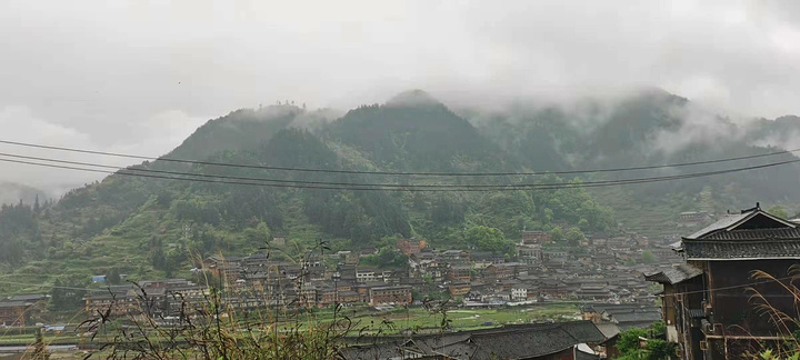 "花房客栈老板推荐的一条隐藏线路，从后山可以走到山顶，看到梯田和老寨全景，再从也东寨下到景区商业..._西江千户苗寨"的评论图片