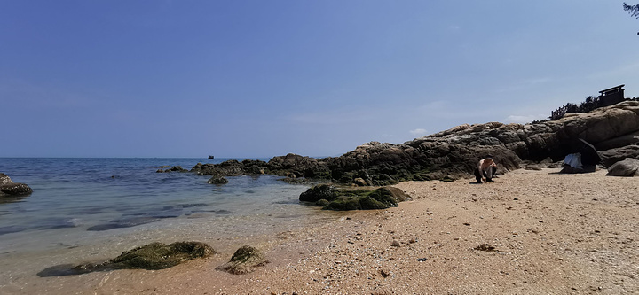"...一处海岸，这里既有平缓沙滩，也有怪石嶙峋的礁石海滩，其中还分布着形态各异的棋子石，景色非常奇特_棋子湾"的评论图片