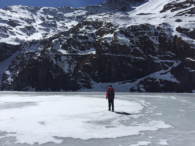 "天气寒冷神湖都冻上了，不然湖会很漂亮，但周边的景色真是美极了， 四周都是雪山，神湖在中间，非常壮观_神湖"的评论图片