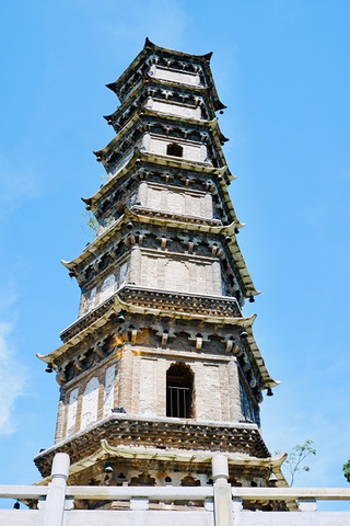 "...喇嘛塔和金刚塔，这一座文峰塔应该就是密檐式塔，建筑的比较简约，和这里的景色搭配在一起还是很美的_文峰塔"的评论图片