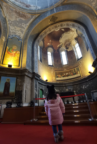 "教堂里面很小，但是整个装修很有感觉，还是值得进去看一看的~圣索菲亚大教堂，很神圣的建筑_圣索菲亚大教堂"的评论图片