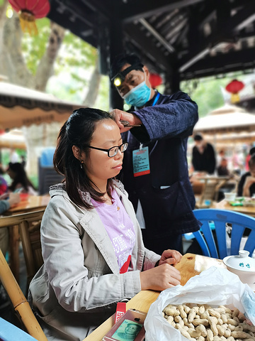 "每次来成都都说要来人民公园喝茶，每次都完美错过，这次终于如愿以偿啦。米线不是很好吃。这个是价格表_成都市人民公园"的评论图片