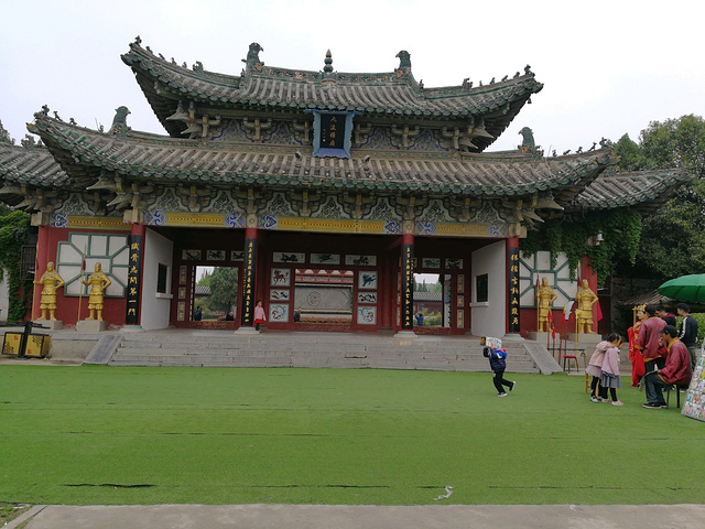 天波楊府新址建成於1994年,位於河南省開封市龍亭湖風景區,是一處仿古