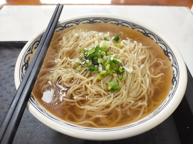 尝尝他家最简单的面,没有那么多乱八七糟的调味干扰,选一碗葱花面品尝