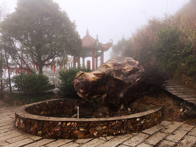 寿山石古矿洞景区观赏区拥有长达300多米的古矿洞,大小不一,形状各异