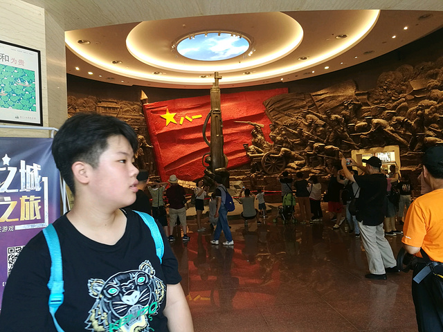 本来吃完饭是想回酒店休息的查了一下公交车发现距八一馆公交车两站吃