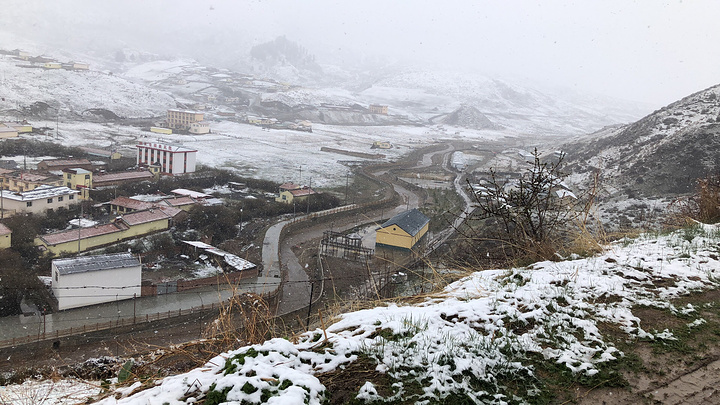 "五月天非常幸运遇到大雪纷飞，忘我欢乐，童心未泯。用完早餐，我们参观了郎木寺。路途中_郎木寺镇"的评论图片