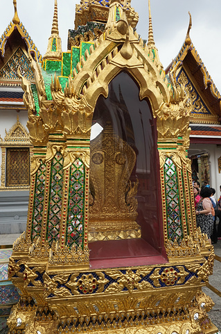 "曼谷的玉佛寺是曼谷最有名的景点了，无论是中国游客还是国外游客，去曼谷第一个想去的就是玉佛寺和大..._玉佛寺"的评论图片