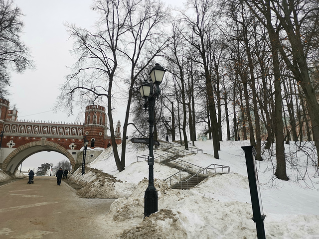 "这里绝对是拍照圣地，无论春夏秋冬，建筑物美腻了~那天的雪非常厚，所以我们就在这里打雪仗啦_察里津公园"的评论图片