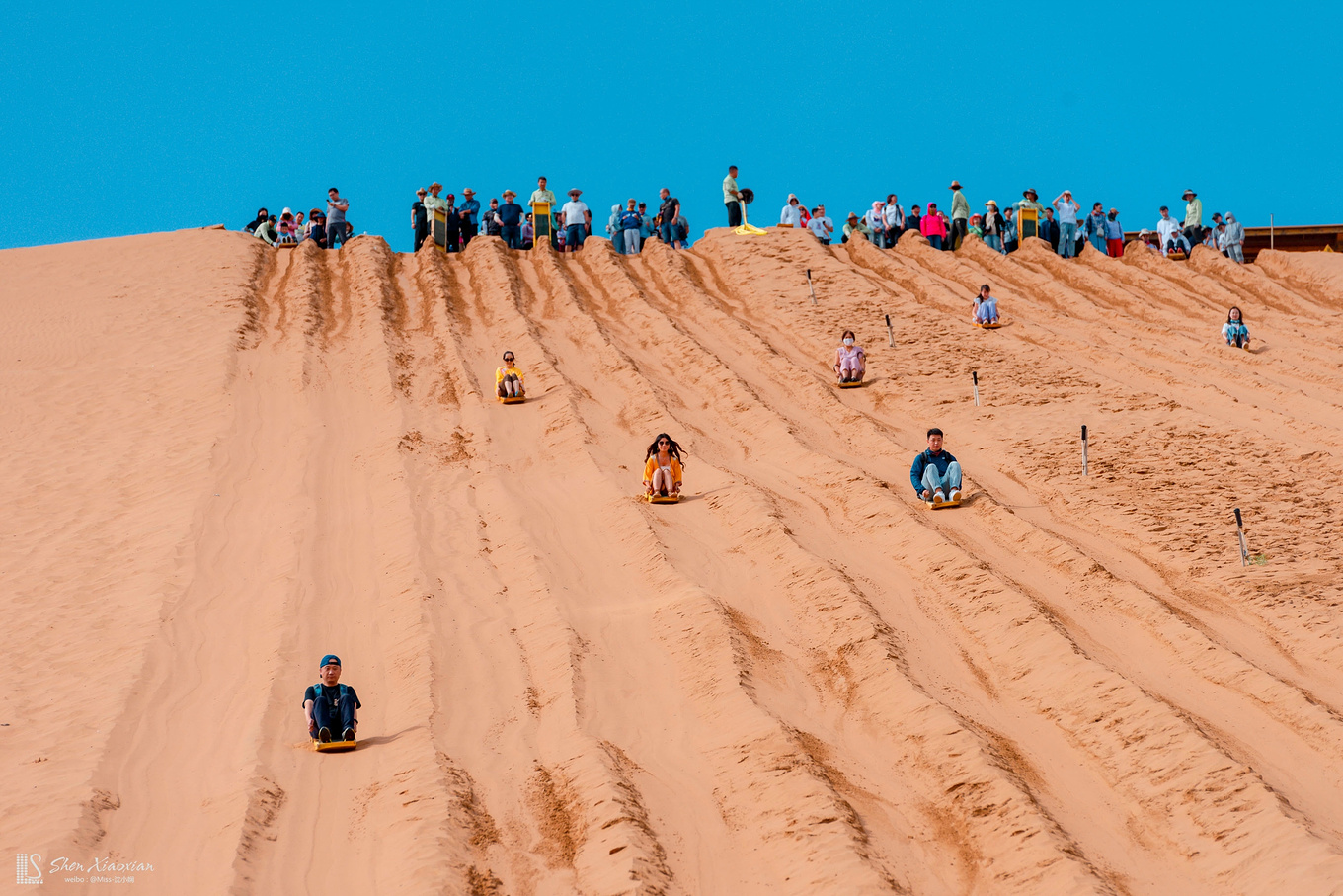 再往里走就能看到全中国最大的滑沙场地了