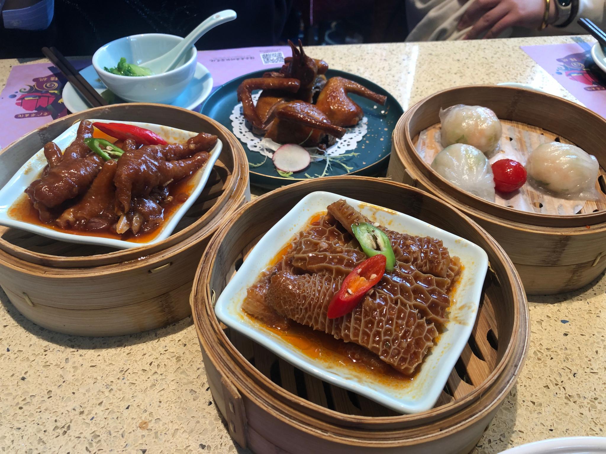 店内的服务员数量不是很多菜品方面比较多样点都德平时吃的也比较多