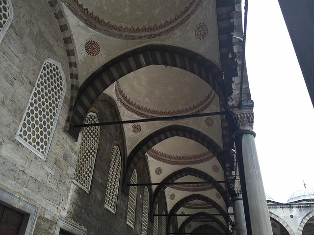 "清真寺内墙壁全部用蓝、白两色的依兹尼克瓷砖装饰故名，是伊斯坦布尔最重要的标志性建筑之一_蓝色清真寺"的评论图片