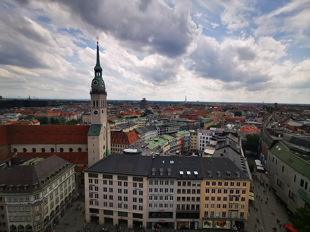"特别之处在于塔上的时钟，每天11：00，12：00以及每年3-10月的每天17：00 鸣钟时，..._慕尼黑新市政厅"的评论图片