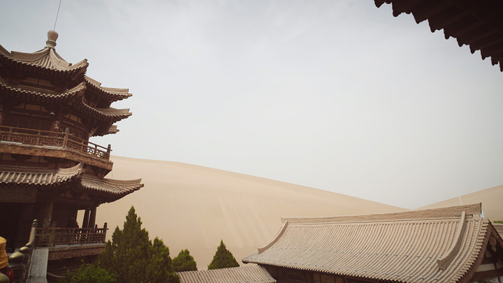 "鸣沙山曾被“中国国家地理”评为中国最美的5大沙漠之一。鸣沙山，驶入沙海深处，寻一段故事与传奇_鸣沙山月牙泉"的评论图片