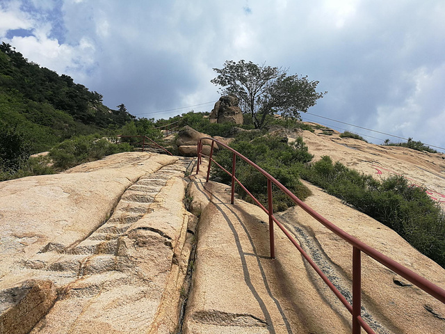 "【小提示】碣石山不高但非常险峻，夏日登山建议带2瓶水，山上多为岩石少高大树木，注意防晒_碣石山景区"的评论图片